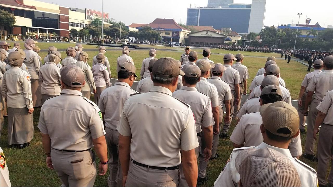 Peringati Hari Olahraga Nasional 2026, RS Bhayangkara Lumajang Hadiri Upacara Bendera di Lapangan Mapolda Jatim