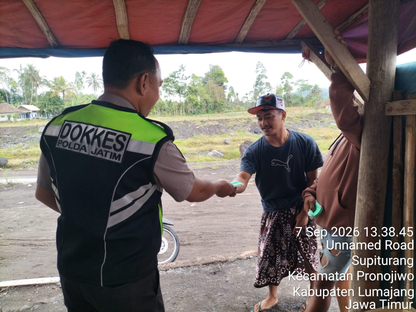Tanggap Bencana Erupsi Semeru, Tim Dokpol RS Bhayangkara Lumajang Salurkan Bantuan Obat dan Puluhan Box Masker di Supiturang