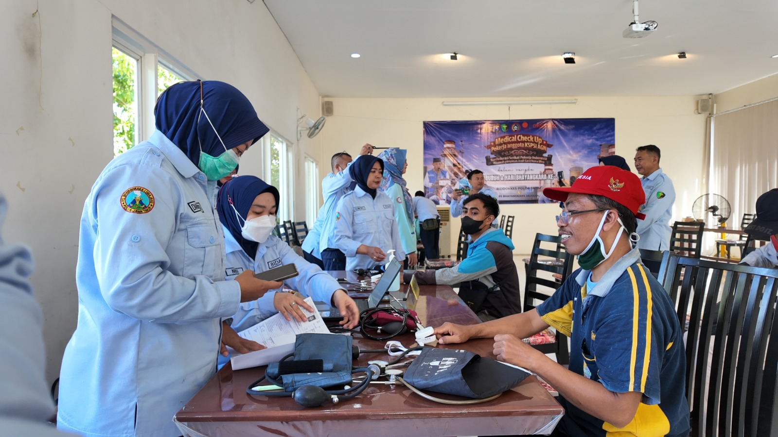 Peringati Hari Buruh dan Hari Bhayangkara ke-80, RS Bhayangkara Lumajang Gelar MCU bagi Pekerja PT Mustikatama