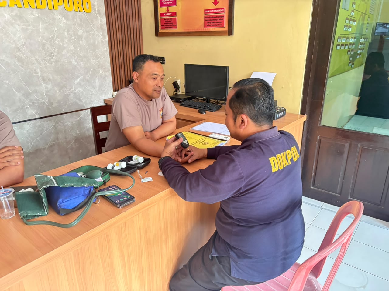 Jaga Kebugaran Personel, Tim Dokpol RS Bhayangkara Lumajang Gelar Keslap Rutin di 6 Polsek Jajaran