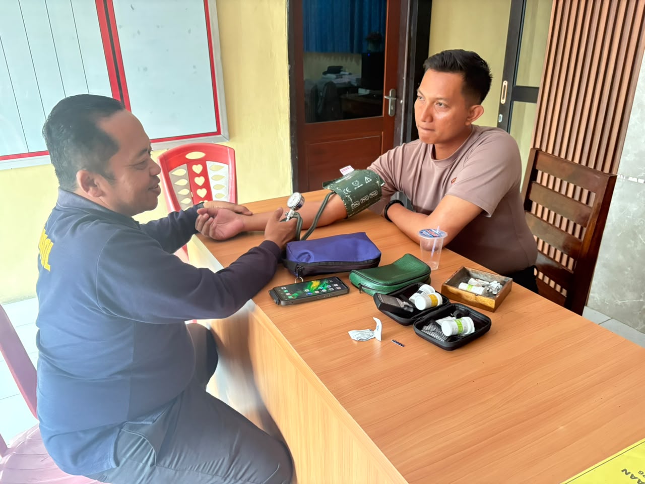 Jaga Kebugaran Personel, Tim Dokpol RS Bhayangkara Lumajang Gelar Keslap Rutin di 6 Polsek Jajaran