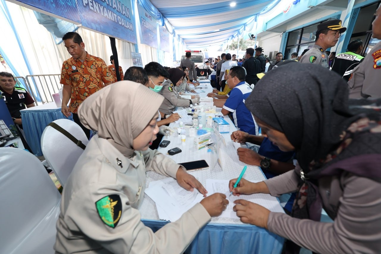 Sinergi Biddokkes Polda Jatim dan RS Bhayangkara Lumajang Sukseskan Baktikes Saat Peresmian Gedung DPD KSPSI AGN Jawa Timur oleh Kapolri