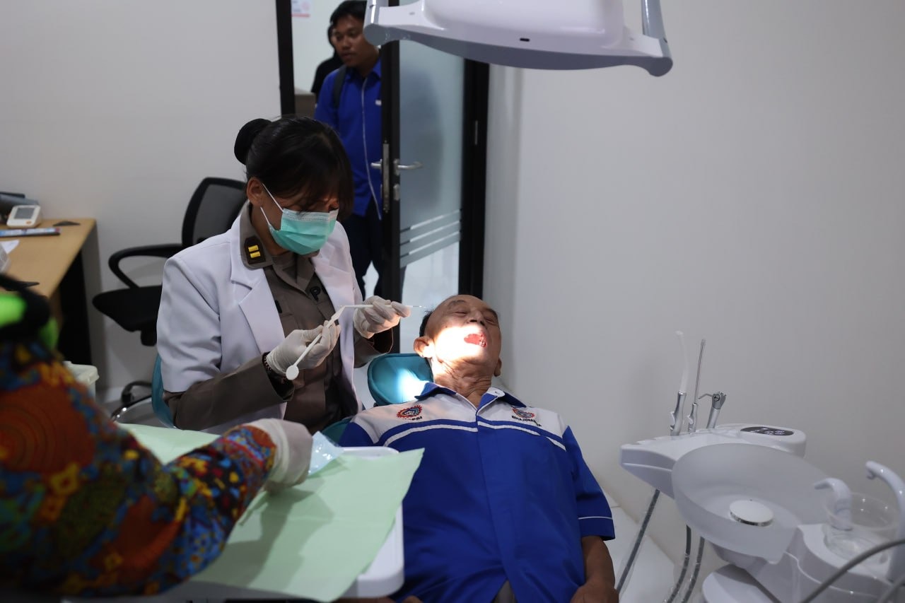 Sinergi Biddokkes Polda Jatim dan RS Bhayangkara Lumajang Sukseskan Baktikes Saat Peresmian Gedung DPD KSPSI AGN Jawa Timur oleh Kapolri
