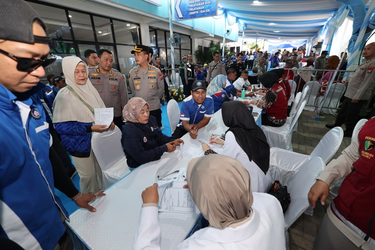 Sinergi Biddokkes Polda Jatim dan RS Bhayangkara Lumajang Sukseskan Baktikes Saat Peresmian Gedung DPD KSPSI AGN Jawa Timur oleh Kapolri