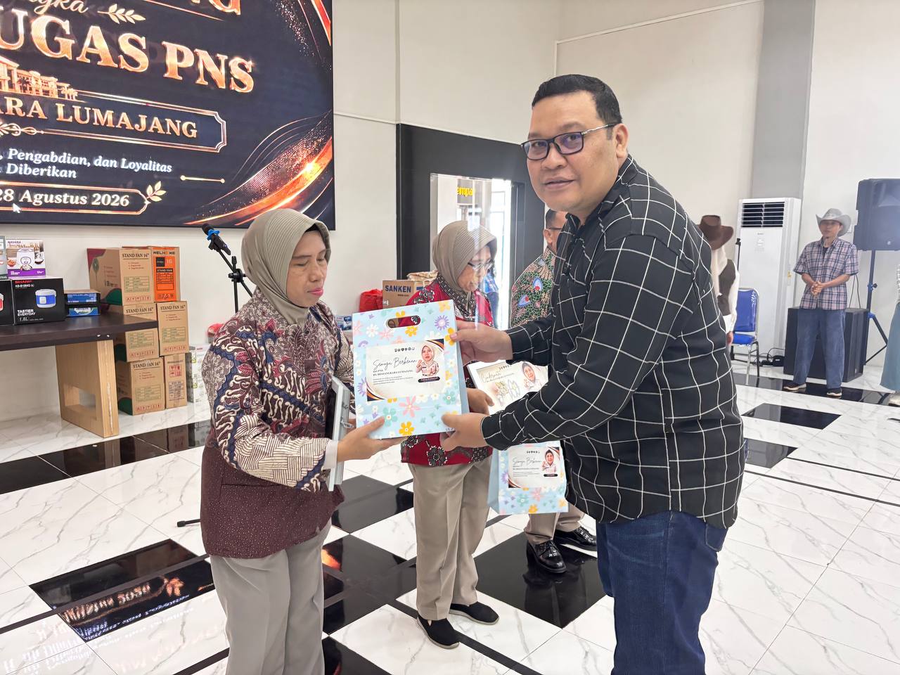 Tangis Haru dan Penghormatan Setinggi-Tingginya Warnai Pelepasan Purna Tugas Dua Srikandi dan Satu Kesatria RS Bhayangkara Lumajang