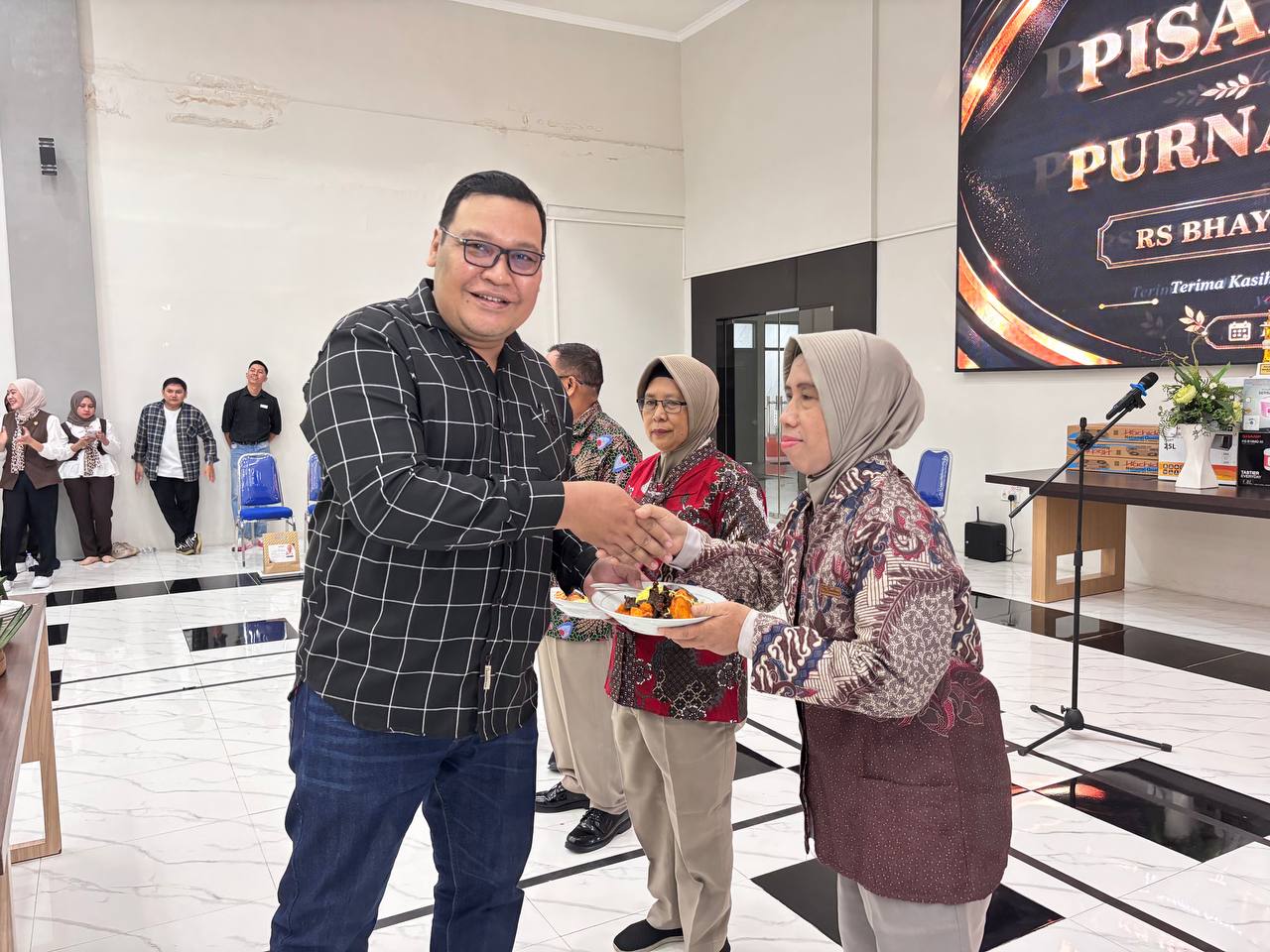Tangis Haru dan Penghormatan Setinggi-Tingginya Warnai Pelepasan Purna Tugas Dua Srikandi dan Satu Kesatria RS Bhayangkara Lumajang