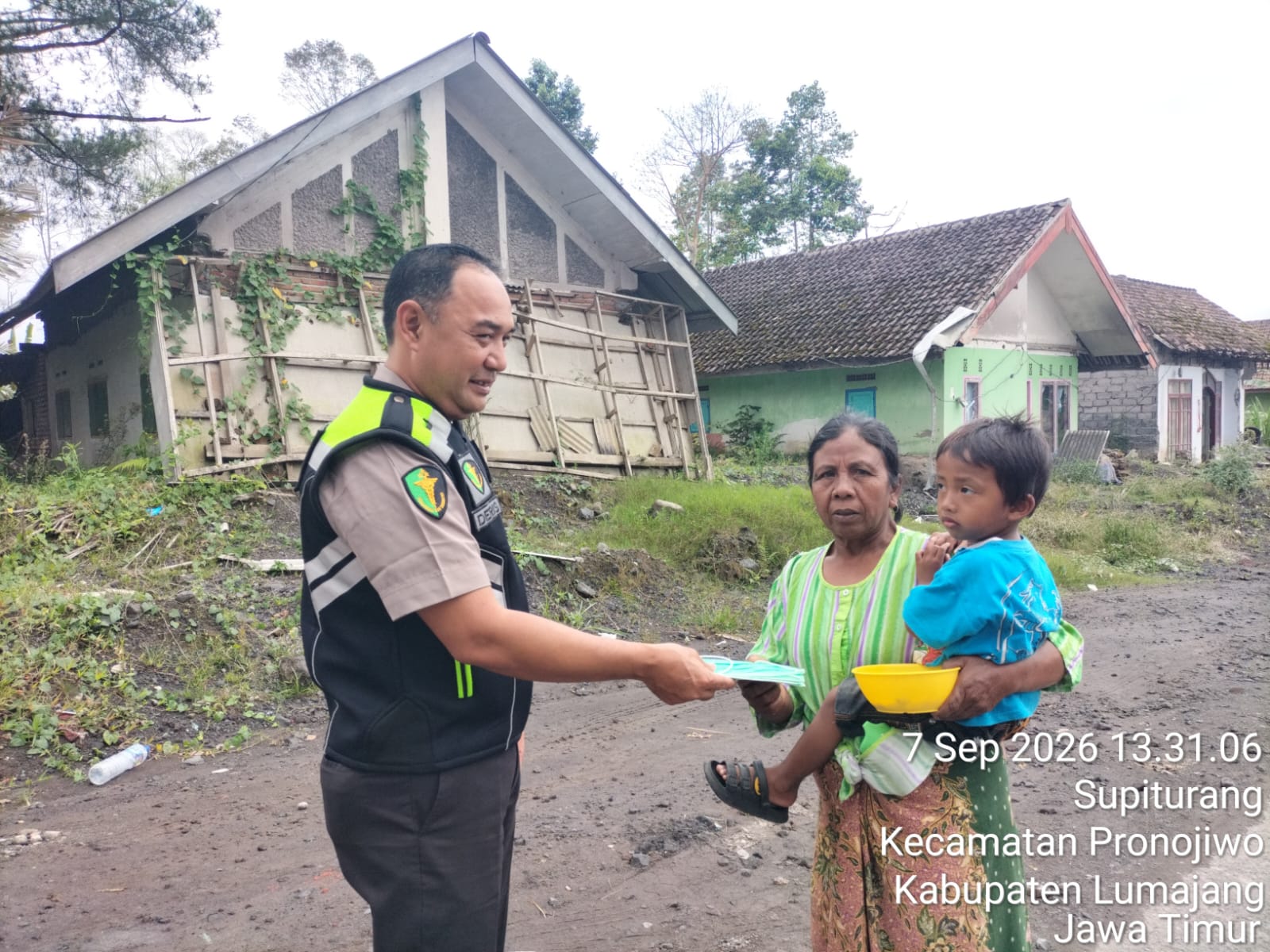 Tanggap Bencana Erupsi Semeru, Tim Dokpol RS Bhayangkara Lumajang Salurkan Bantuan Obat dan Puluhan Box Masker di Supiturang