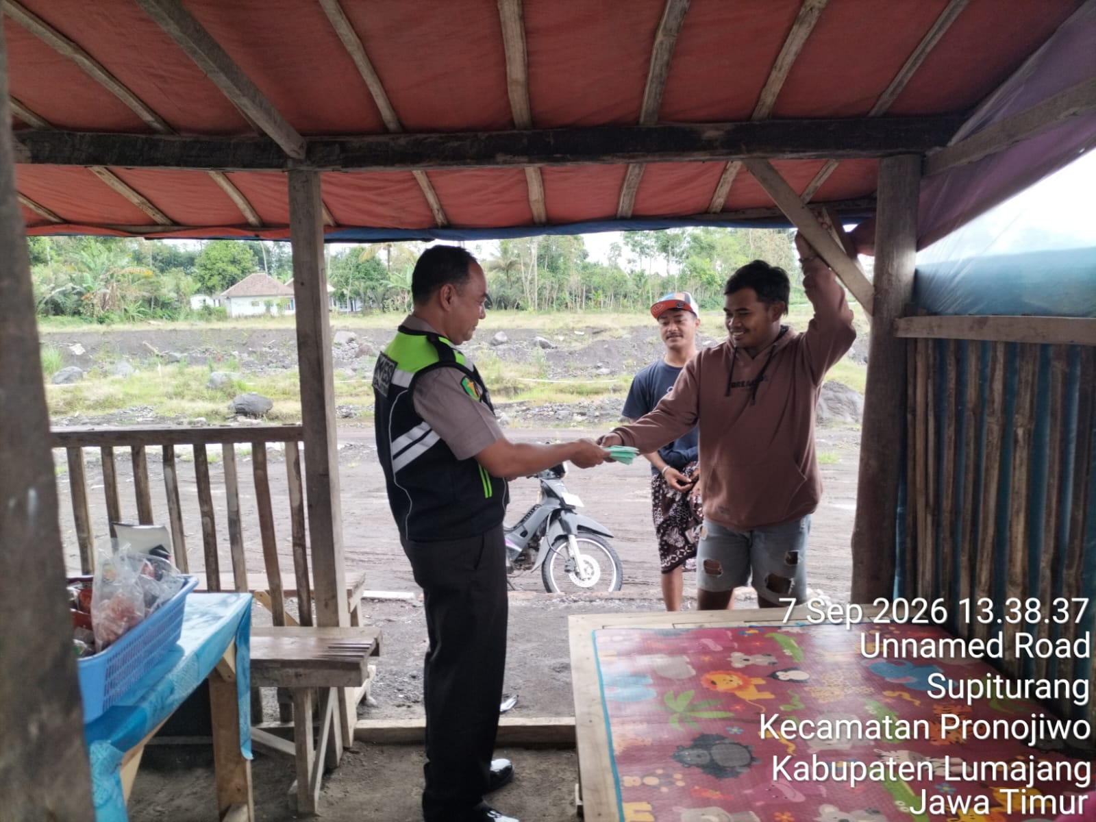 Tanggap Bencana Erupsi Semeru, Tim Dokpol RS Bhayangkara Lumajang Salurkan Bantuan Obat dan Puluhan Box Masker di Supiturang