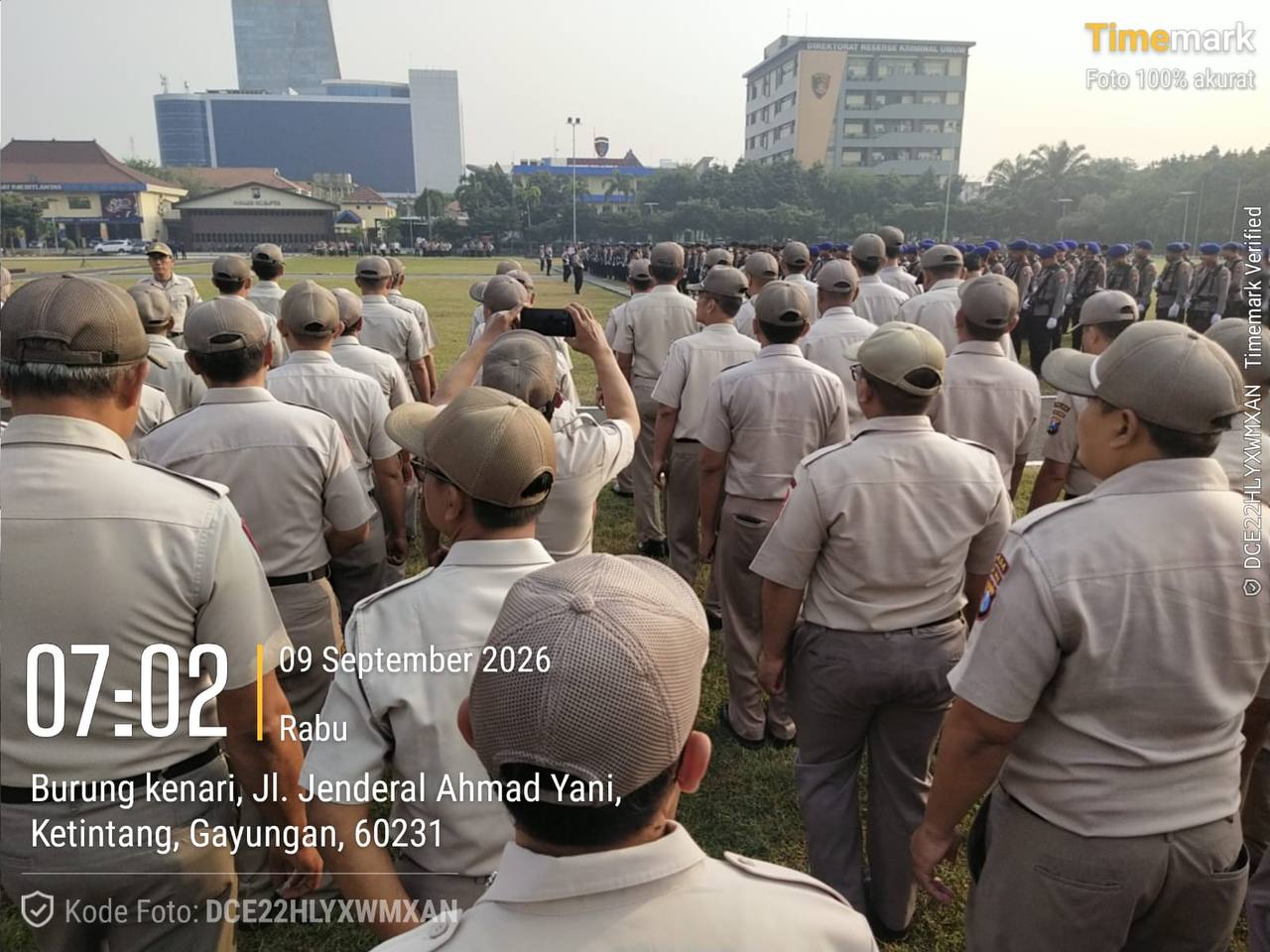 Peringati Hari Olahraga Nasional 2026, RS Bhayangkara Lumajang Hadiri Upacara Bendera di Lapangan Mapolda Jatim